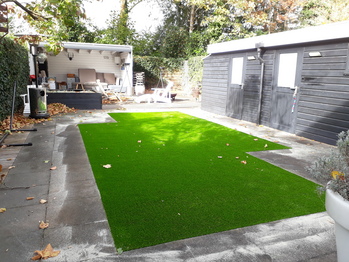 Veel regen - veel zon - kunstgras in de tuin